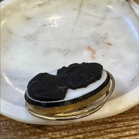 Elegant Black and White Vintage Cameo Brooch - Picture 3 of 5